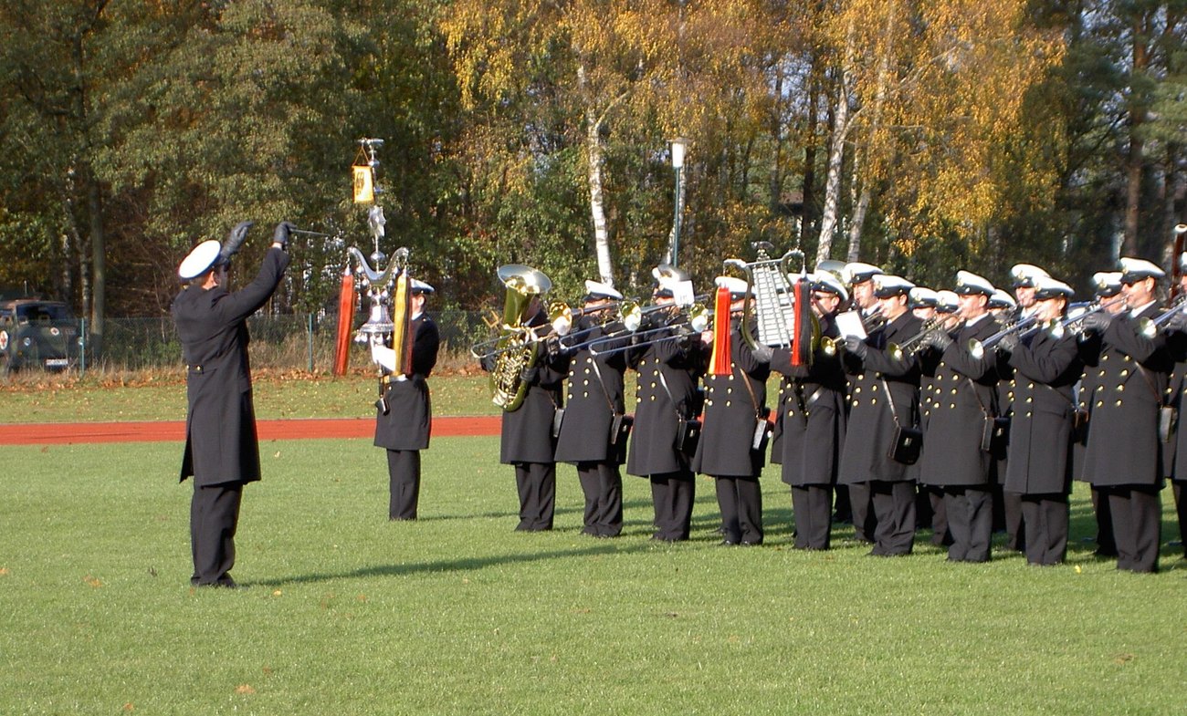 Marinemusikkorps Ostsee bei einem Platzkonzert im Freien