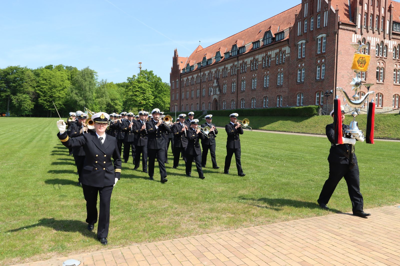 Marinemusikkorps Kiel beim Marsch vor der Marineschule Mürwik